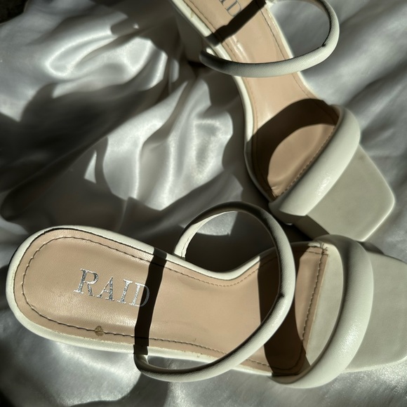 White chunky heel - Picture 2 of 3